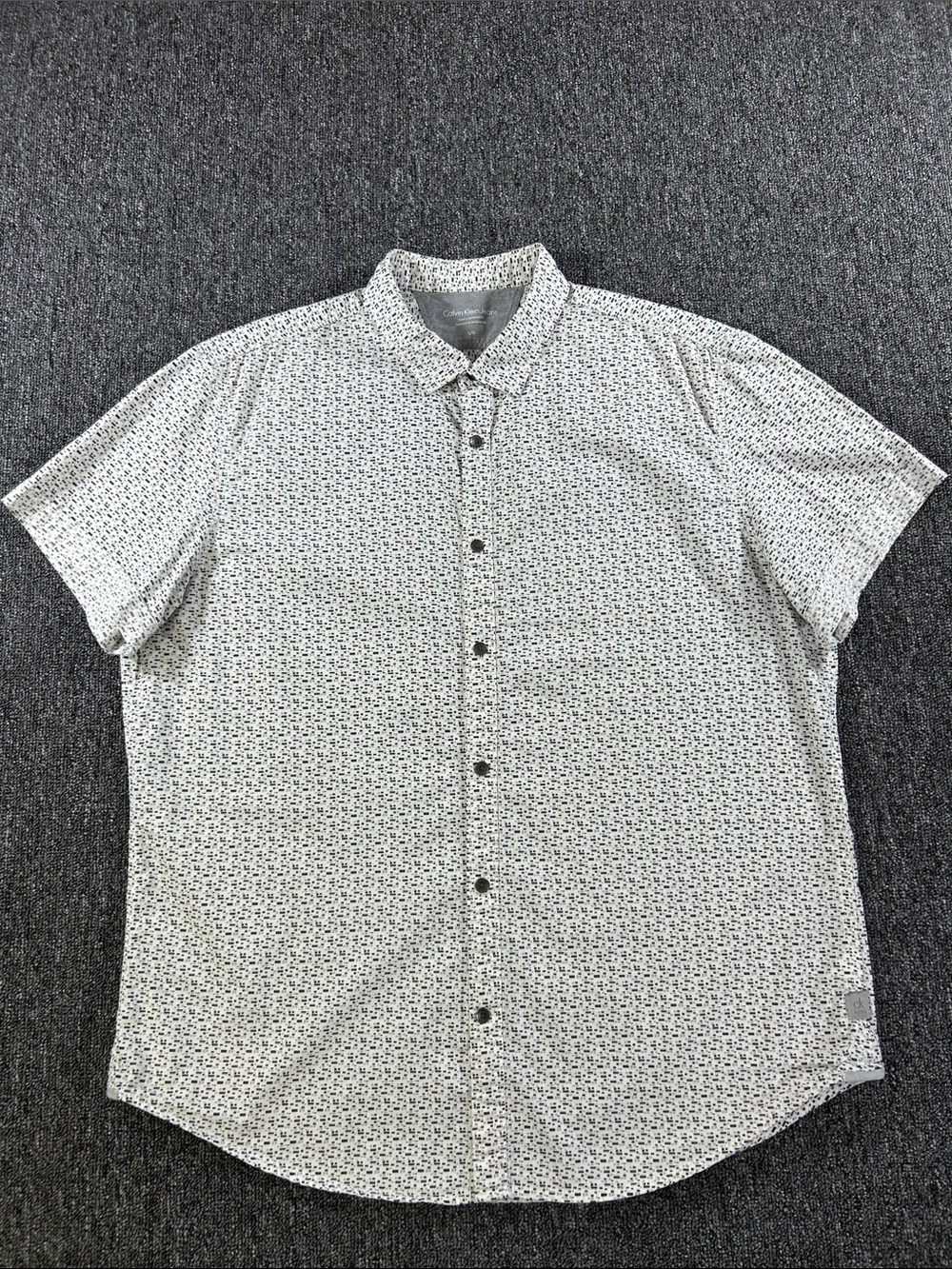Calvin Klein Jeans Men’s Short Sleeve Button Up Geometric Print Shirt Large